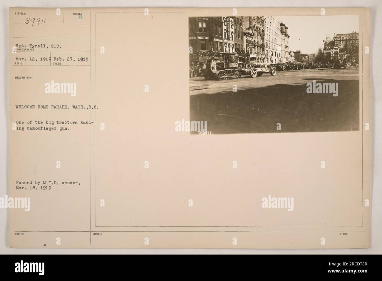 Soldato che partecipa alla Welcome Home Parade a Washington D.C. L'immagine mostra un grande trattore che trasporta una pistola mimetica. La foto è stata scattata il 27 febbraio 1919. Questa fotografia è stata scattata e pubblicata sotto la supervisione del censore della Military Intelligence Division il 18 marzo 1919. Foto Stock