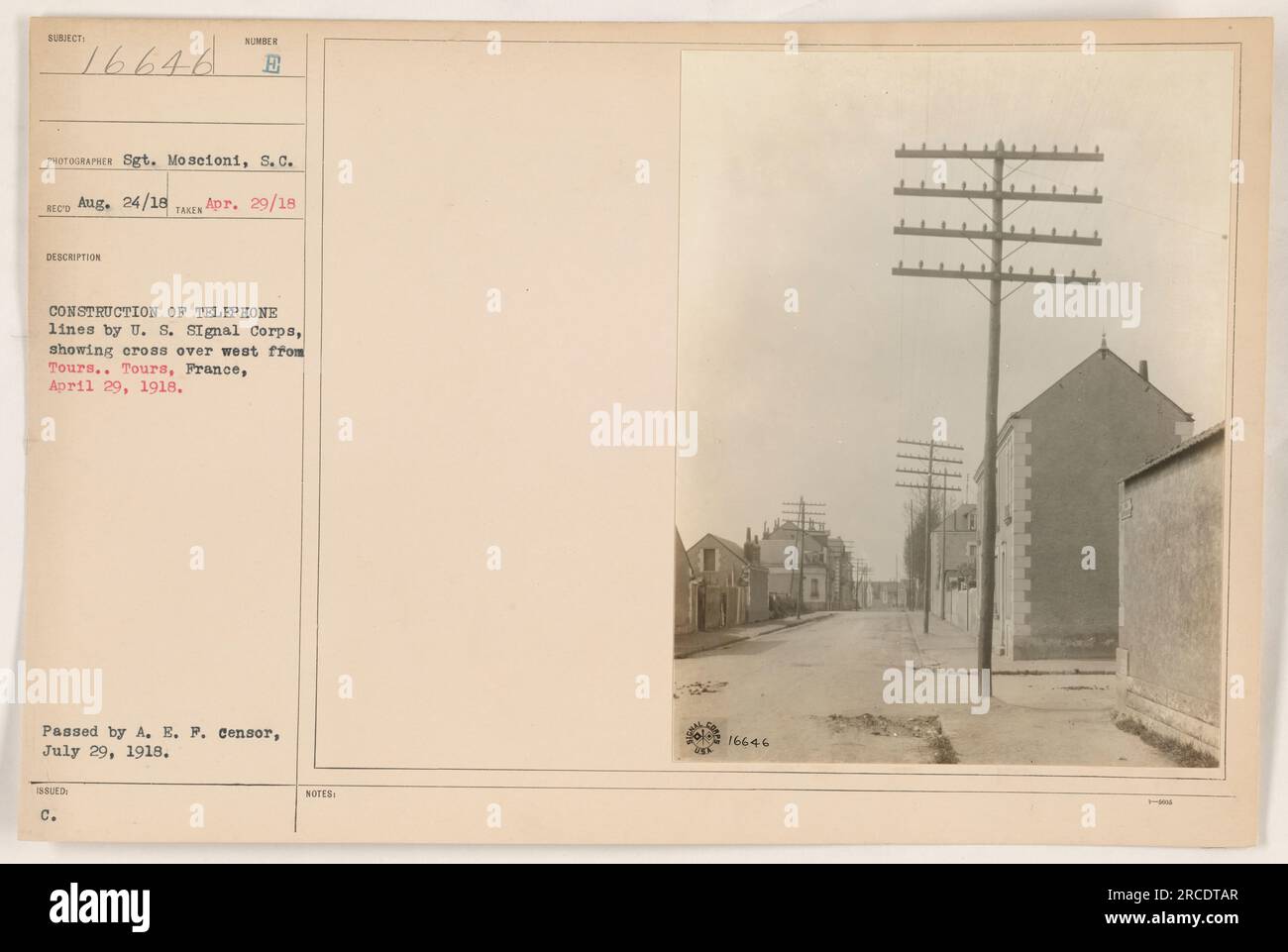 Membri degli Stati Uniti Signal Corps costruisce linee telefoniche a Tours, Francia, il 29 aprile 1918. La fotografia, scattata dal sergente Moscioni, mostra la croce ad ovest da Tours. È stato ricevuto il 24 agosto 1918 e approvato dalla censura A.E.P. il 29 luglio 1918. Le note sulla fotografia riportano il numero di descrizione 16646. Foto Stock