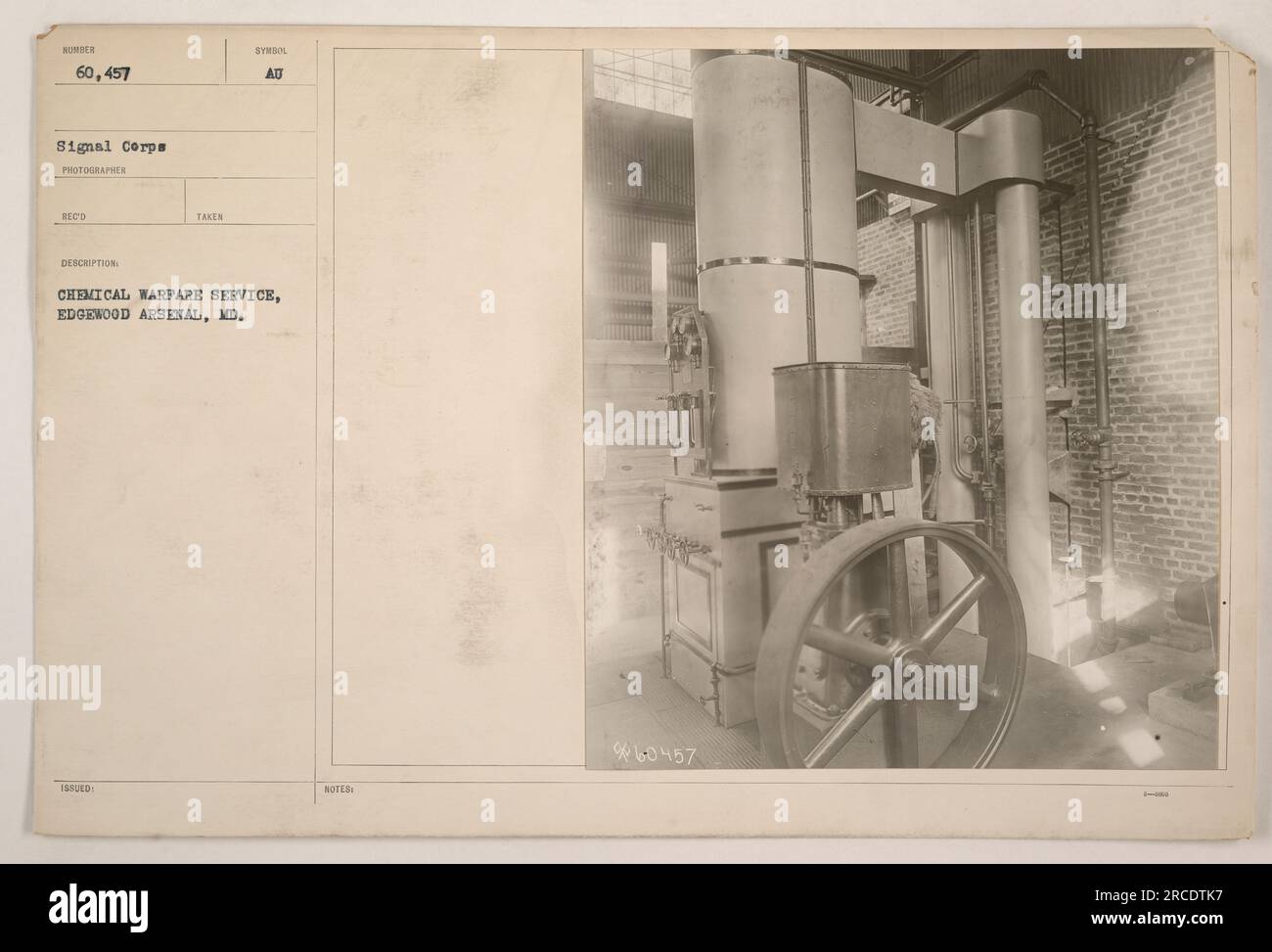 I soldati del Chemical Warfare Service di Edgewood Arsenal, Maryland, partecipano a esercitazioni di addestramento. I soldati sono visti indossare maschere antigas e dispositivi di protezione. Questa immagine mostra la dedizione e la preparazione dell'esercito americano durante la prima guerra mondiale. Foto Stock