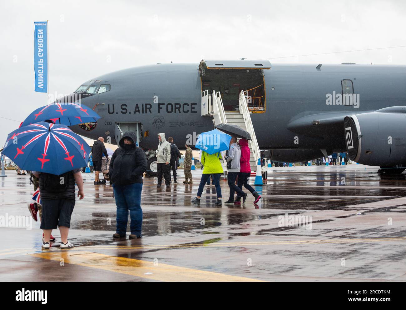 Fairford, Regno Unito, 14 luglio 2023. La RAF Fairford apre oggi per tre giorni, nonostante il clima estremamente umido, i visitatori entusiasti potranno sperimentare le emozionanti viste e i suoni di diverse centinaia di aerei di tutte le forme e dimensioni, da tutte le epoche a terra e in aria. Ci saranno più di 6 ore di volo ogni giorno. Crediti: Keith Larby/Alamy Live News Foto Stock