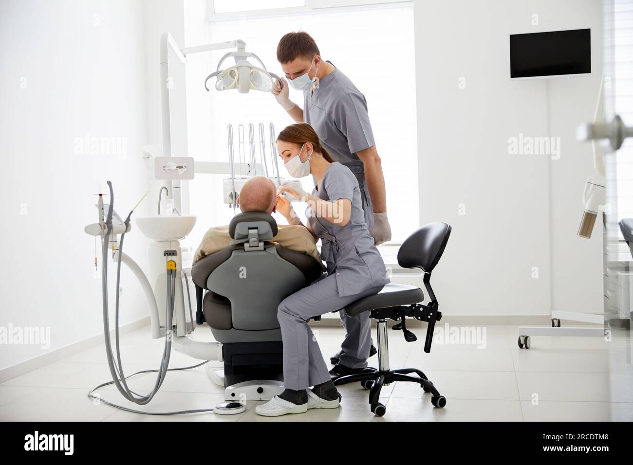 Ospedale due medici in uniforme medica guardando in bocca pacient malata analizzare la salute dei denti preparazione per la chirurgia stomatologica. Stomatologist doc Foto Stock