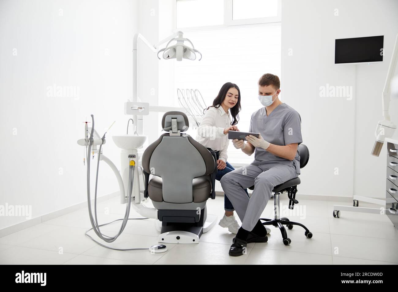 Trattamento moderno in clinica dentale professionale. Foto Stock