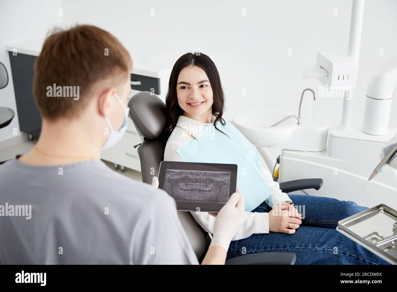 Trattamento moderno in clinica dentale professionale. Foto Stock