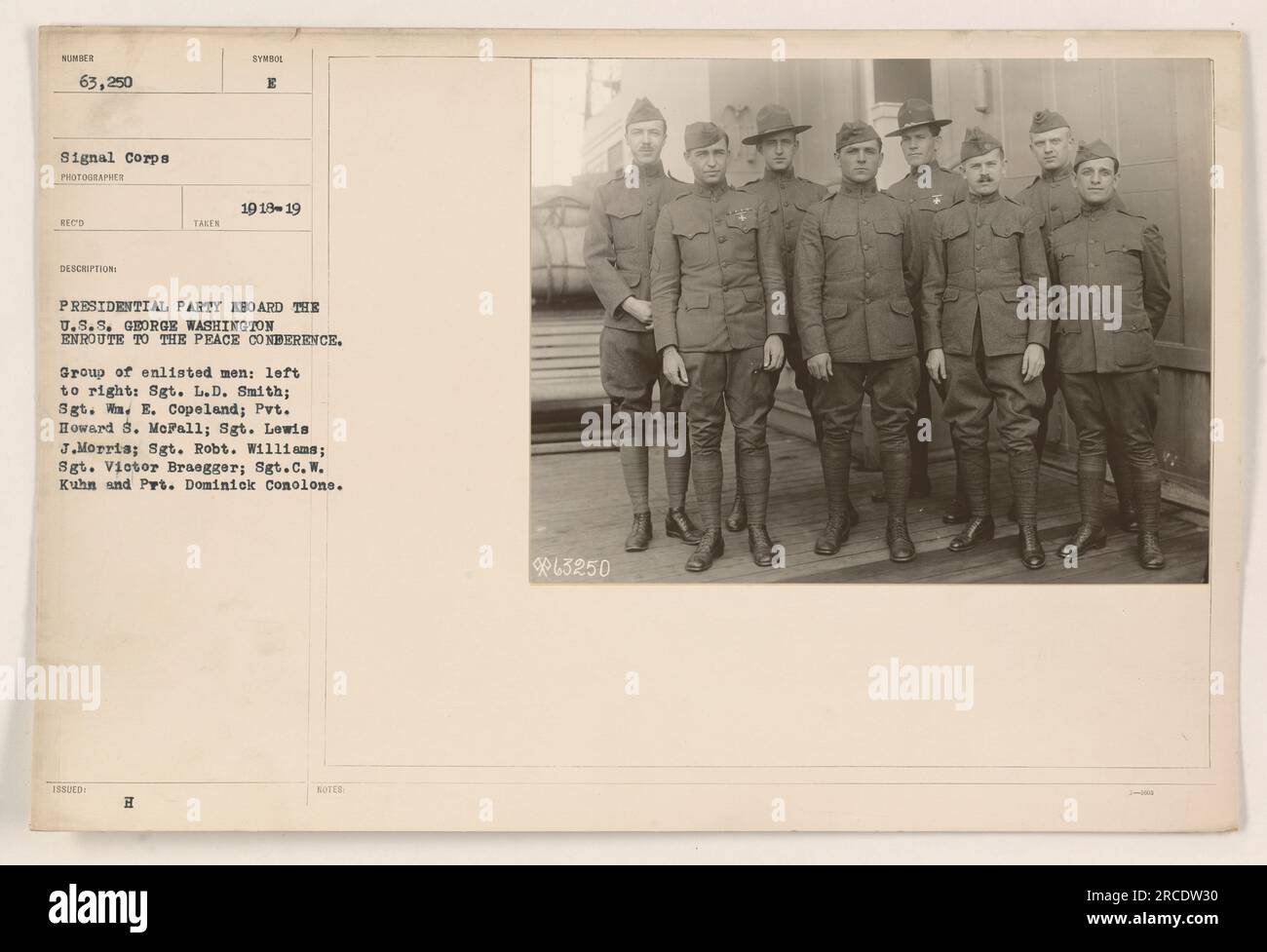 Gruppo di uomini arruolati dell'esercito americano, incluso il sergente L.D. Smith, Sgt. WM. E. Copeland, Pvt. Howard S. McFall, Sgt. Lewis J. Morris, Sgt. Robt. Williams, Sgt. Victor Braegger, Sgt. C.W. Kuhn e Dominick Conolone. Facevano parte del Partito Presidenziale a bordo della U.S.S. George Washington è in viaggio per la Conferenza di pace nel 1918-1919. Questa fotografia è etichettata come numero 63.250 dal Signal Corps. Foto Stock