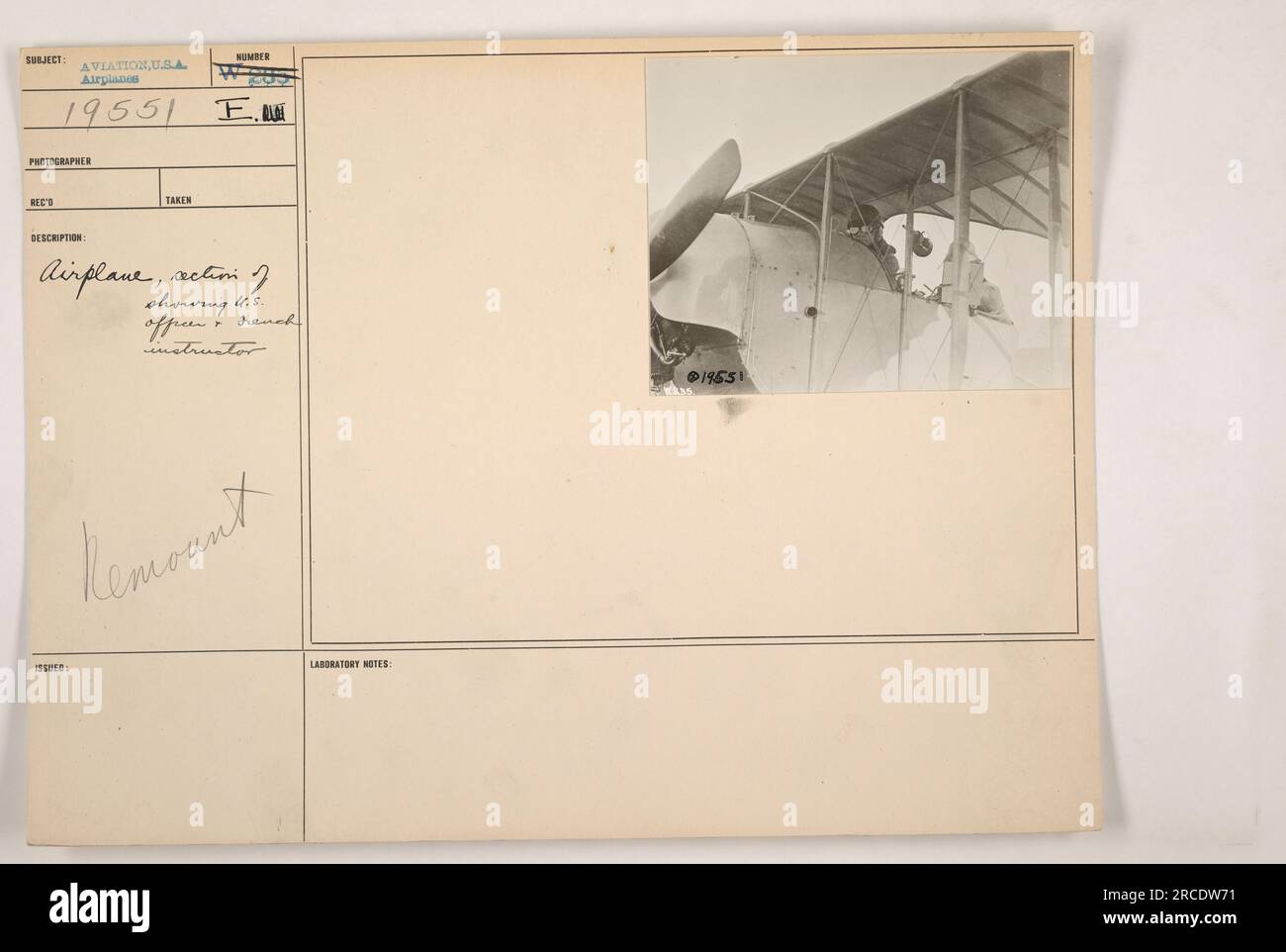 Didascalia: "Immagine di una sezione di un aereo degli Stati Uniti durante la prima guerra mondiale, scattata dal fotografo Reco. La fotografia mostra un istruttore del 4,5 French Remount Laboratory. A questa immagine è stato assegnato il numero 19551 ed è stata rilasciata da E. Airplane." Foto Stock