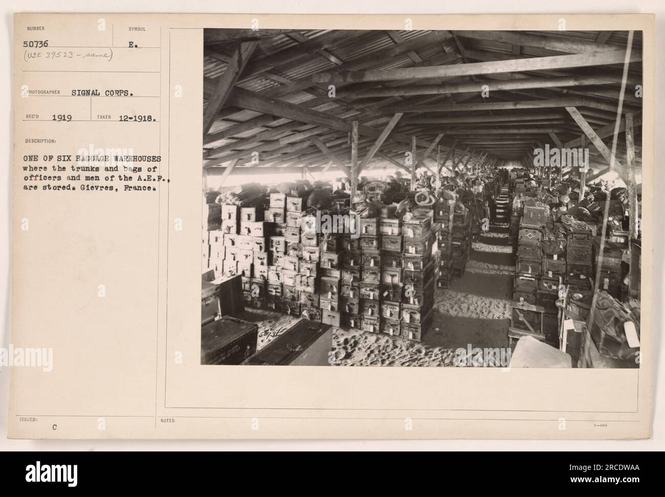 "Uno dei sei depositi bagagli di Gievres, Francia, utilizzato per immagazzinare i tronchi e i sacchi degli ufficiali e degli uomini dell'A.E.F. (American Expeditionary Force) durante la prima guerra mondiale. Questa foto è stata scattata nel dicembre 1918 da un fotografo del Signal Corps. L'immagine è numerata 50736 e contrassegnata con il simbolo "RECO 1919". Foto Stock