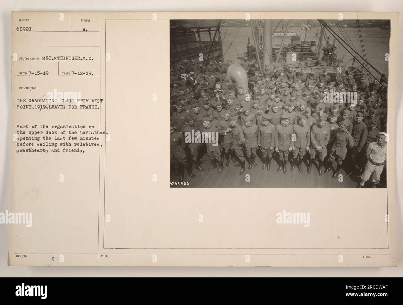 West Point si è laureato alla classe del 1919 preparandosi a partire per la Francia sul Leviathan nel 1919. Questa fotografia mostra i membri dell'organizzazione sul ponte superiore che trascorrono i loro ultimi minuti prima di navigare con i loro cari. L'immagine è stata catturata dal sergente Steiniger S.C. il 12 luglio 1919. Foto Stock