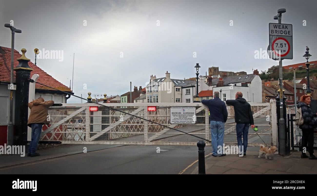 Luci rosse, cancelli chiusi a Whitby Swing Bridge, Bridge St, Whitby, North Yorkshire, Inghilterra, REGNO UNITO, YO22 4BG Foto Stock