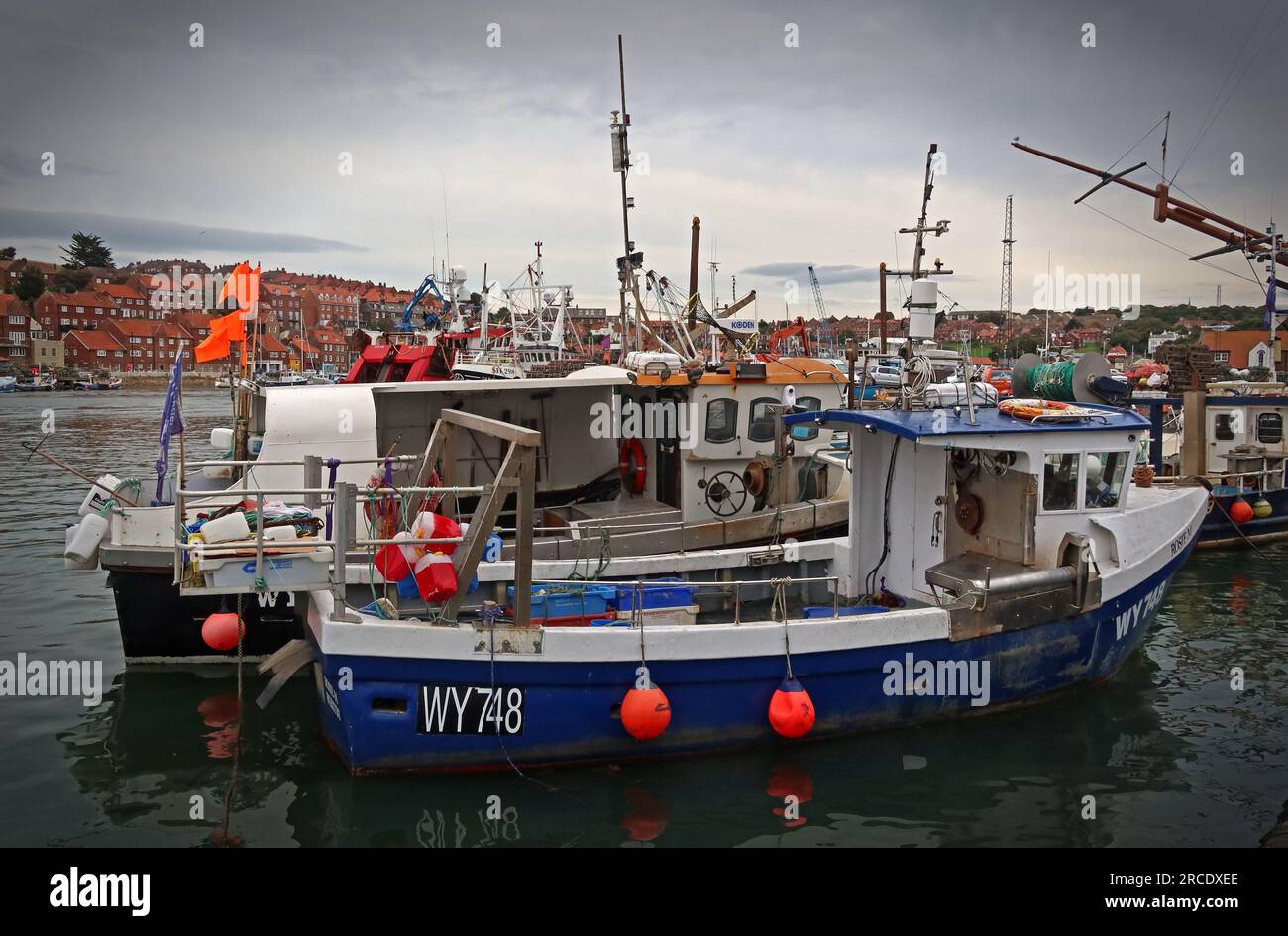 WY748 barche ormeggiate nel porto di Whitby, Whitby, North Yorkshire, Inghilterra, Regno Unito, YO21 1DN Foto Stock