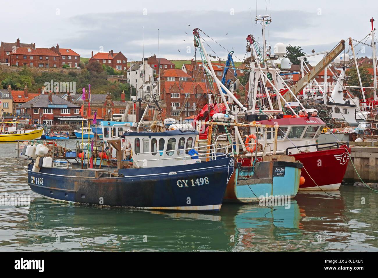 GY1498 barche ormeggiate nel porto di Whitby, Whitby, North Yorkshire, Inghilterra, Regno Unito, YO21 1DN Foto Stock