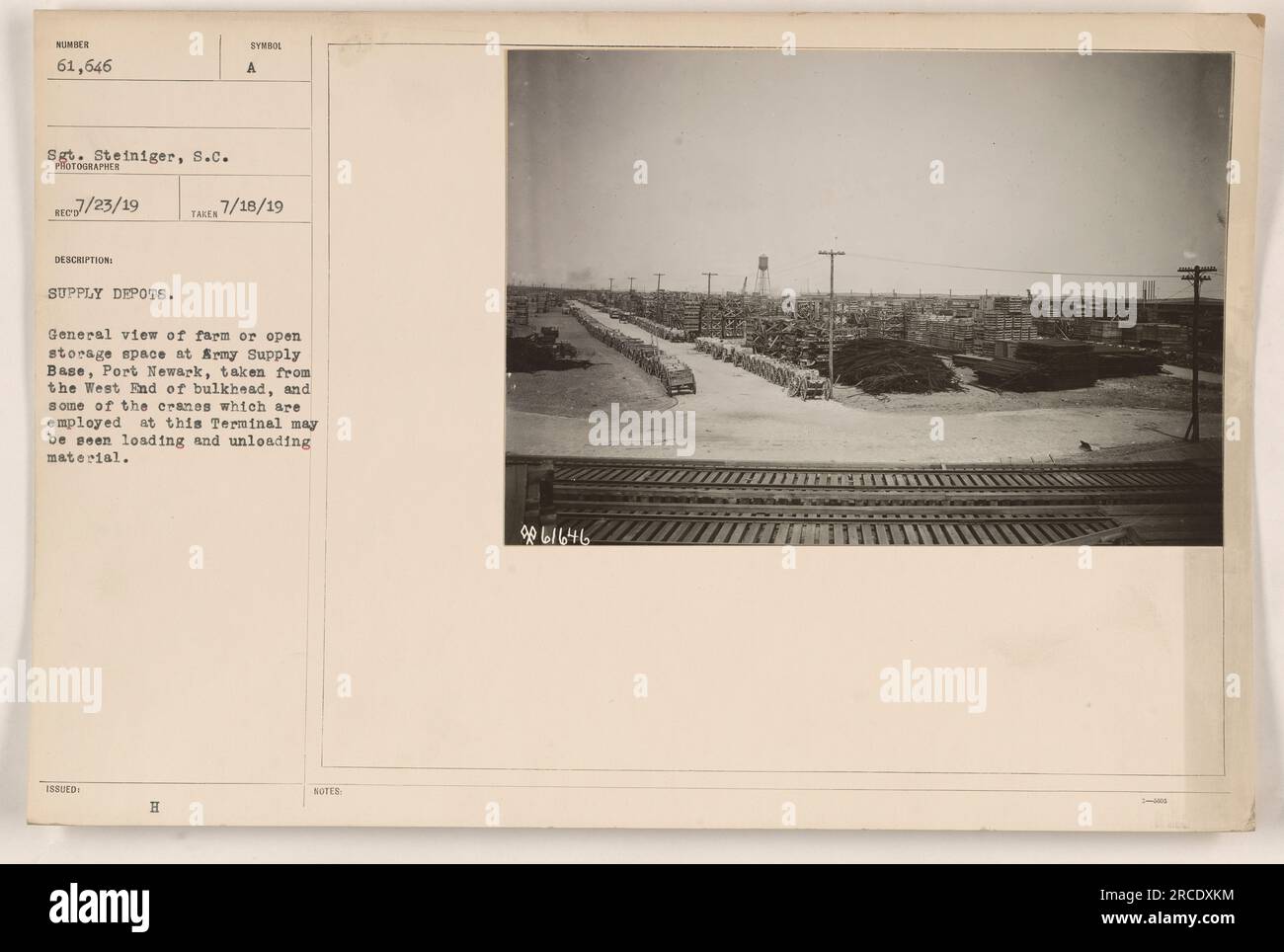 Questa fotografia mostra una vista generale di una fattoria o di un deposito all'aperto presso la base di rifornimento dell'esercito a Port Newark durante la prima guerra mondiale. Nell'immagine, le gru vengono visualizzate per caricare e scaricare il materiale dal terminale. La foto è stata scattata dal sergente Steiniger il 23 luglio 1919. Foto Stock