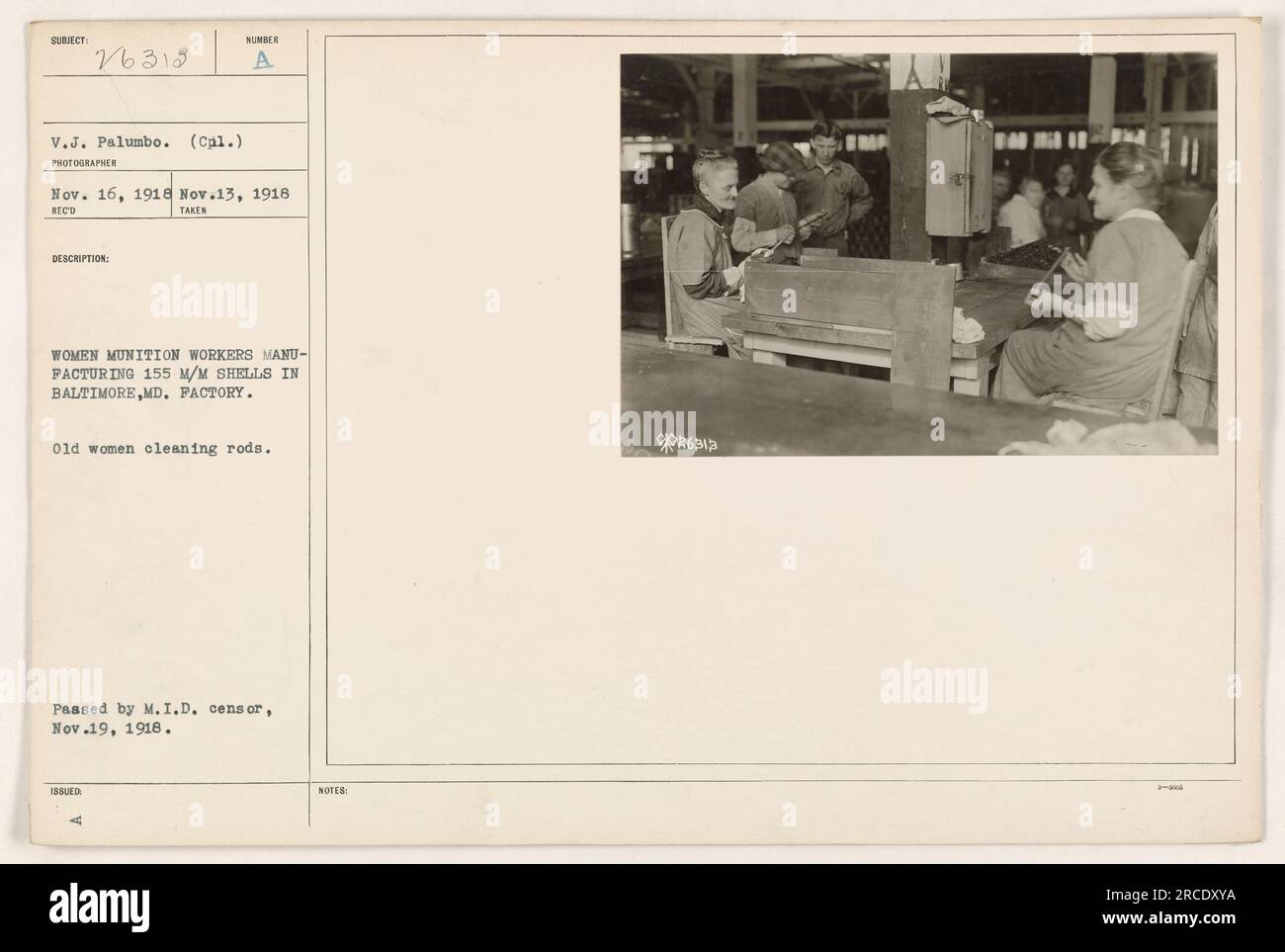 Un gruppo di donne operai nel settore delle munizioni che fabbricano proiettili da 155 mm in una fabbrica a Baltimora, Maryland. La fotografia mostra le donne più anziane che puliscono i bastoni per la produzione di munizioni. La foto è stata scattata da V.J. Palumbo il 16 novembre 1918, e fu rilasciato dopo essere stato approvato dal M.I.D. censor il 19 novembre 1918. Il numero di riferimento della fotografia è 111-SC-26313. Foto Stock