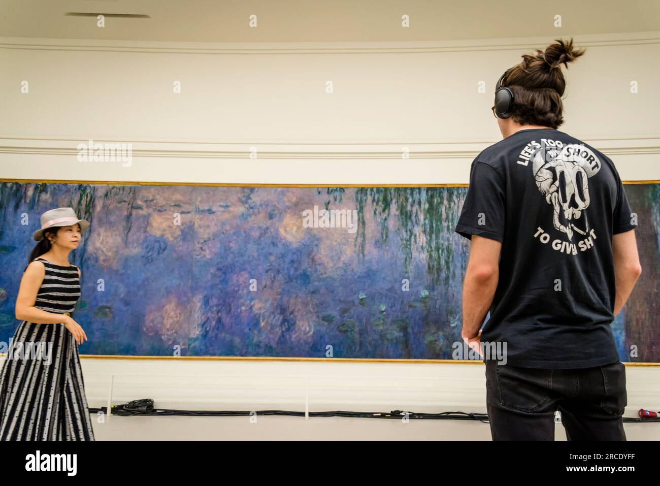 Il grande dipinto di Gigli d'acqua di Claude Monet, Musée de l'Orangerie, una galleria d'arte di dipinti impressionisti e post-impressionisti, Parigi, Francia Foto Stock