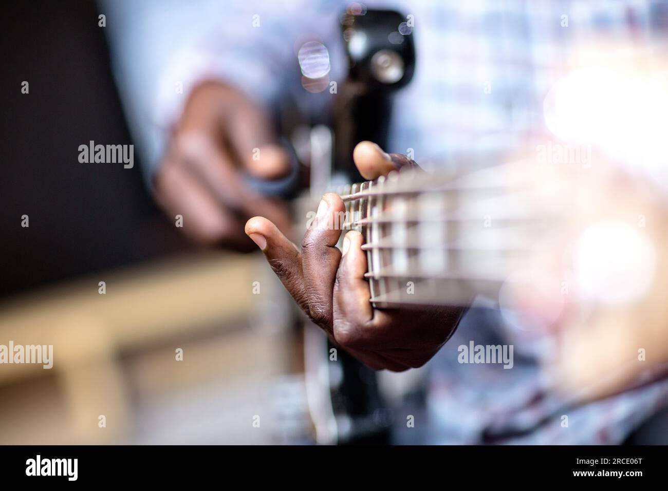 Strumenti sonori musicali produzione attrezzature chitarra mani suonare le corde fine tuning entertainmnet prodotto msuican Kenya East African Nairobi Foto Stock