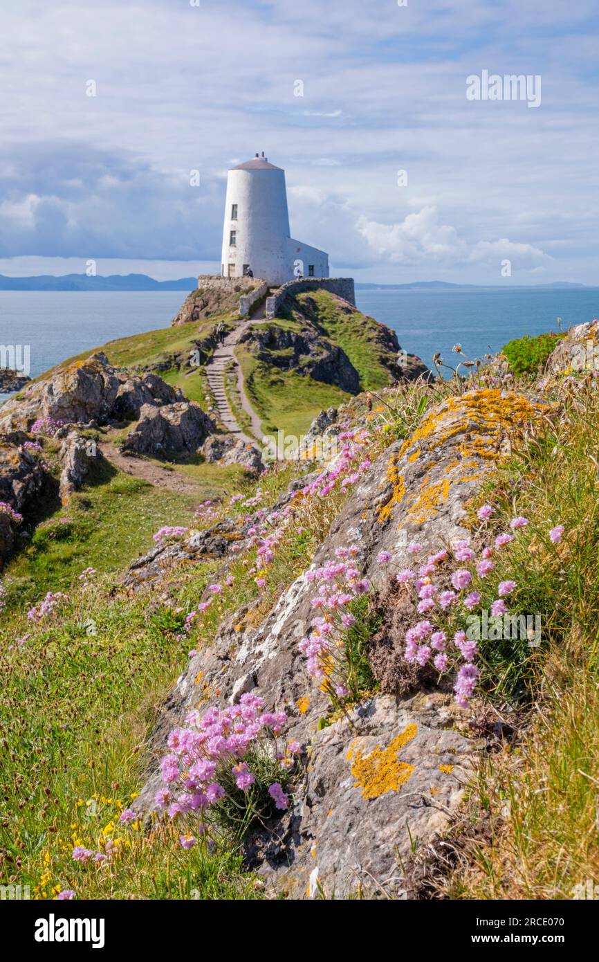 Faro di Tŵr Mawr sull'isola di Llanddwyn, Newborough Warren and Ynys Llanddwyn National Nature Reserve, Anglesey, Galles del Nord, Regno Unito Foto Stock