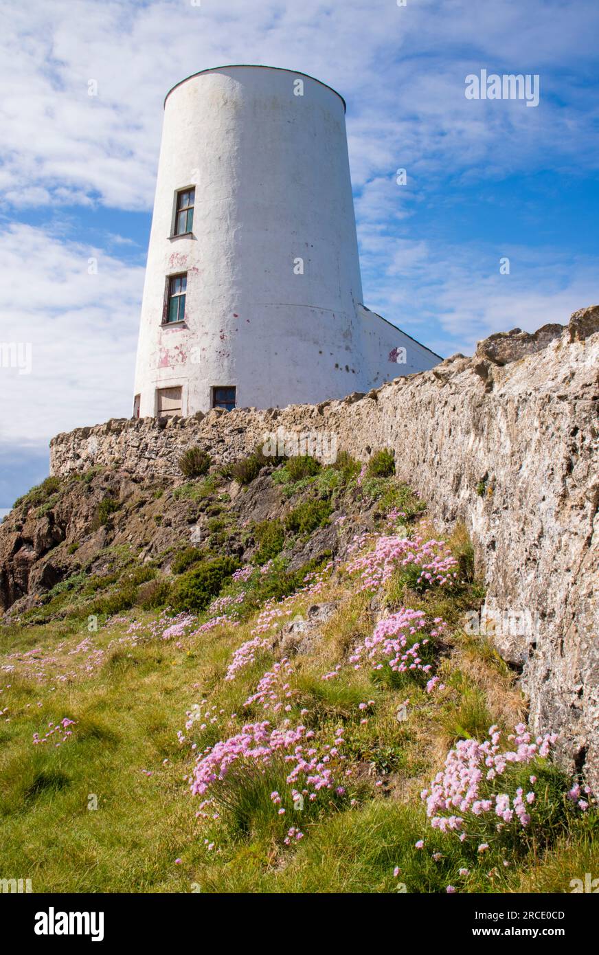 Faro di Tŵr Mawr sull'isola di Llanddwyn, Newborough Warren and Ynys Llanddwyn National Nature Reserve, Anglesey, Galles del Nord, Regno Unito Foto Stock