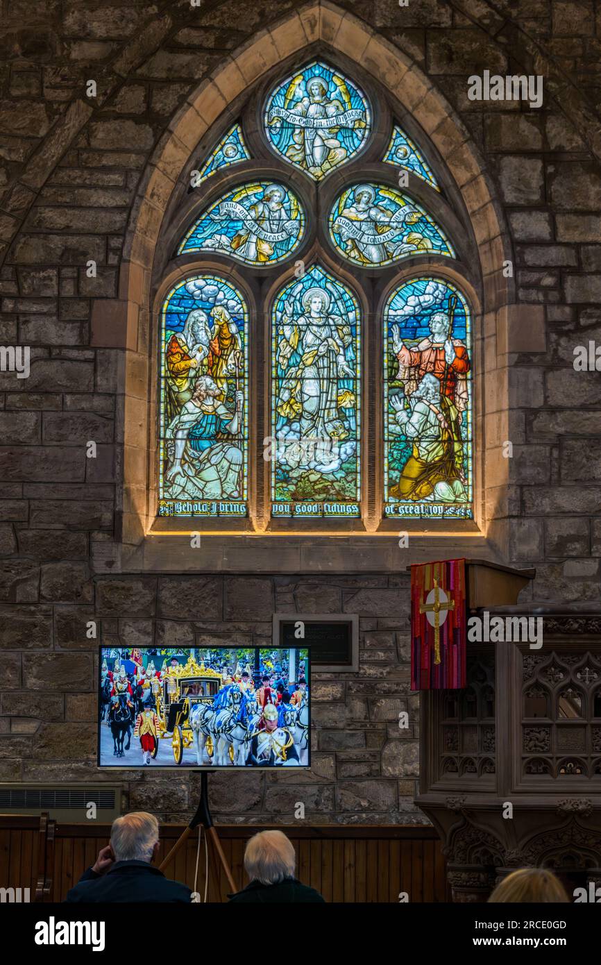 Persone che guardano l'incoronazione di re Carlo III sullo schermo TV, St Mary's Parish Church, Haddington, East Lothian, Scozia, Regno Unito Foto Stock