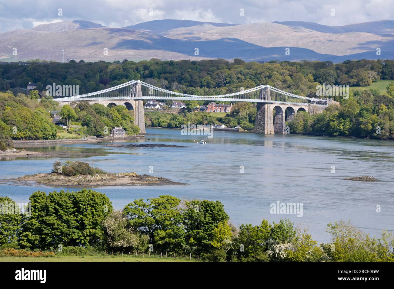 Ponte sospeso di Menai che attraversa lo stretto di Menai dall'isola di Anglesey e dalla terraferma del Galles. Galles nord-occidentale. REGNO UNITO Foto Stock