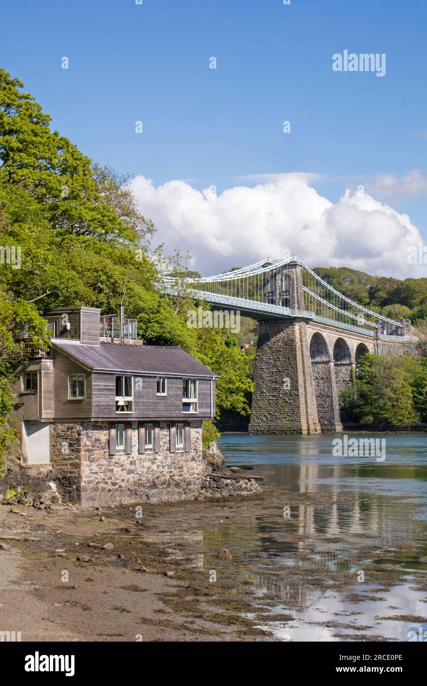 Ponte sospeso di Menai che attraversa lo stretto di Menai dall'isola di Anglesey e dalla terraferma del Galles. Galles nord-occidentale. REGNO UNITO Foto Stock