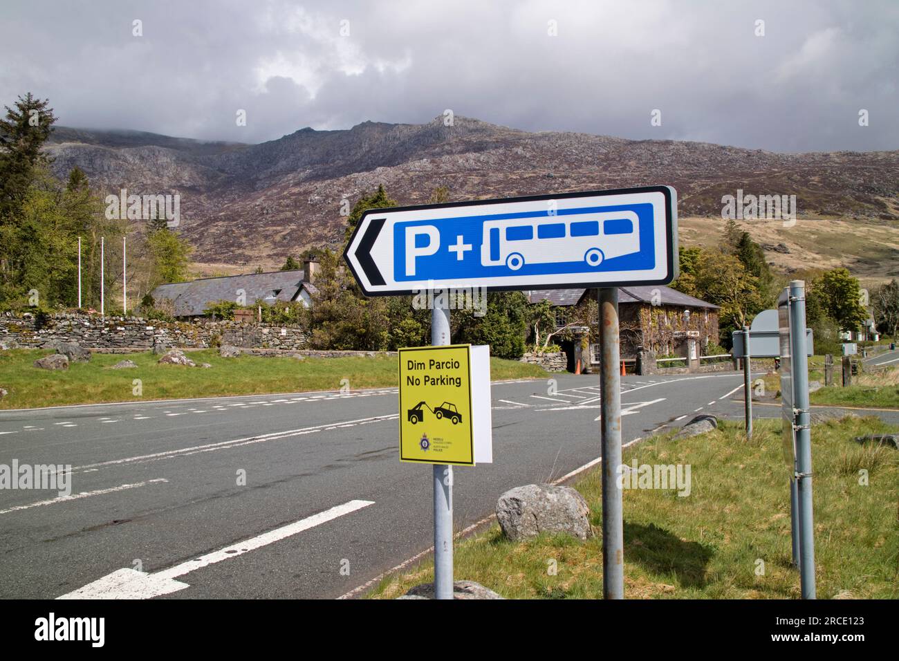 Avvisi di limitazione del parcheggio sulle strade intorno alla catena montuosa "Yr Wyddf" di Snowdonia, al parco nazionale "Eryri" di Snowdonia, Galles del Nord, Regno Unito Foto Stock
