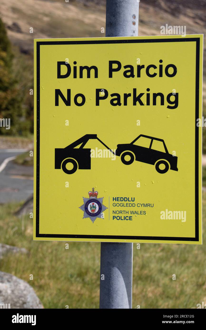 Avvisi di limitazione del parcheggio sulle strade intorno alla catena montuosa "Yr Wyddf" di Snowdonia, al parco nazionale "Eryri" di Snowdonia, Galles del Nord, Regno Unito Foto Stock