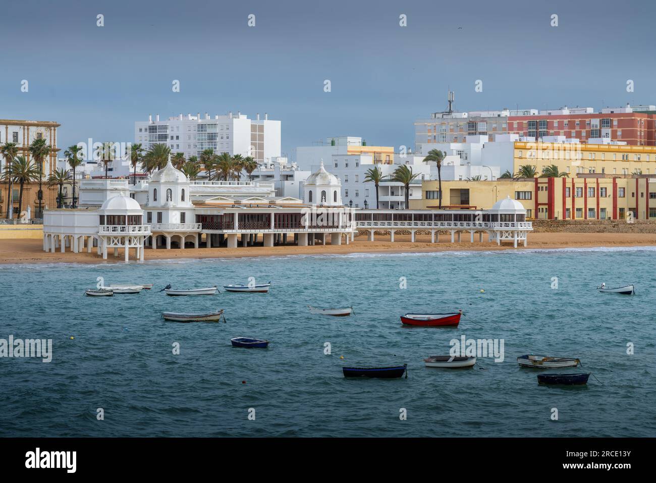 Spiaggia la Caleta e edificio Balneario de la Palma - Cadice, Andalusia, Spagna Foto Stock