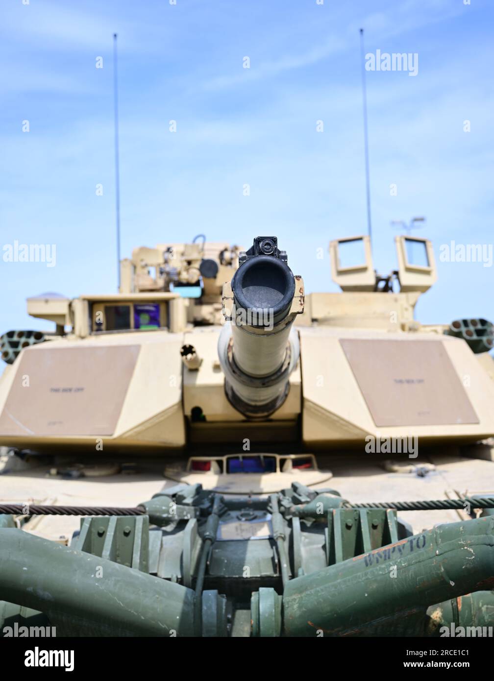 14 luglio 2023, Baviera, Grafenwöhr: Un U.S. Carro armato militare M1A1 Abrams, fotografato con il rullo di mine montato, in quanto sarà consegnato in Ucraina. A Grafenwoehr, negli Stati Uniti L'esercito addestra i membri delle forze armate ucraine per l'uso sul carro armato americano M1A1 Abrams. Foto: Matthias Merz/dpa Foto Stock 14 luglio 2023, Baviera, Grafenwöhr: Un U.S. Carro armato militare M1A1 Abrams, fotografato con il rullo di mine montato, in quanto sarà consegnato in Ucraina. A Grafenwoehr, negli Stati Uniti L'esercito addestra i membri delle forze armate ucraine per l'uso sul carro armato americano M1A1 Abrams. Foto: Matthias Merz/dpa Foto Stock