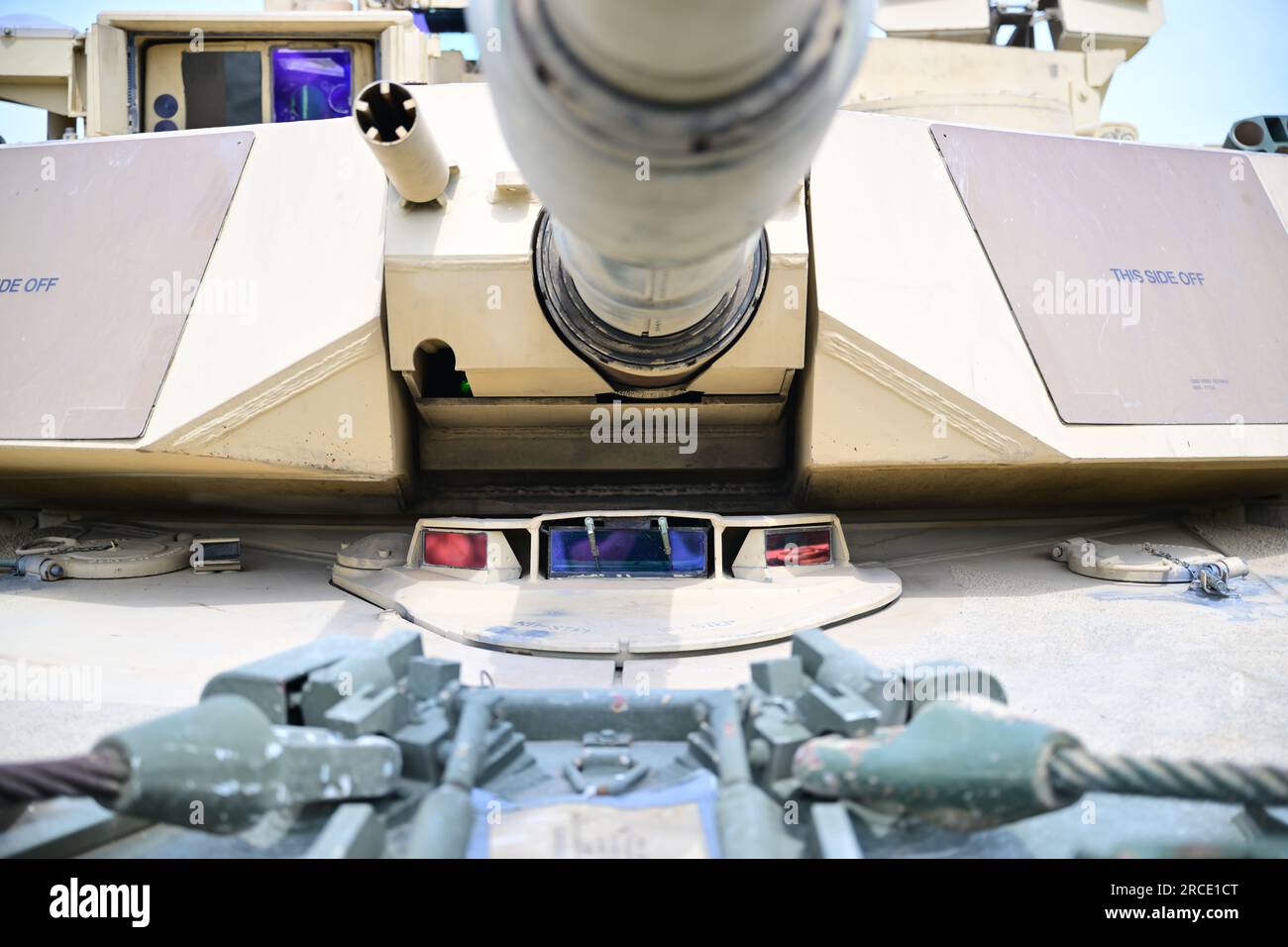 14 luglio 2023, Baviera, Grafenwöhr: Portello del conducente di un U.S. Carro armato militare M1A1 Abrams con rullo miniera montato, consegnato in Ucraina. A Grafenwoehr, l'esercito degli Stati Uniti addestra i membri delle forze armate ucraine per l'uso sul carro armato americano M1A1 Abrams. Foto: Matthias Merz/dpa Foto Stock 14 luglio 2023, Baviera, Grafenwöhr: Portello del conducente di un U.S. Carro armato militare M1A1 Abrams con rullo miniera montato, consegnato in Ucraina. A Grafenwoehr, l'esercito degli Stati Uniti addestra i membri delle forze armate ucraine per l'uso sul carro armato americano M1A1 Abrams. Foto: Matthias Merz/dpa Foto Stock
