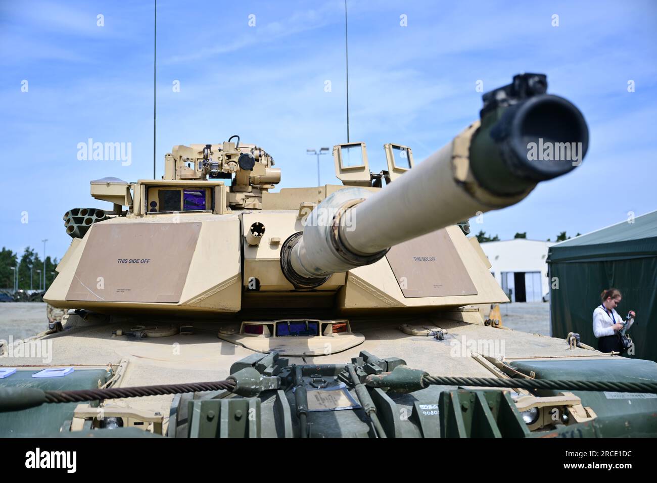 14 luglio 2023, Baviera, Grafenwöhr: Un U.S. Carro armato militare M1A1 Abrams con rullo miniera montato, consegnato in Ucraina. A Grafenwoehr, l'esercito degli Stati Uniti addestra i membri delle forze armate ucraine per l'uso sul carro armato americano M1A1 Abrams. Foto: Matthias Merz/dpa Foto Stock 14 luglio 2023, Baviera, Grafenwöhr: Un U.S. Carro armato militare M1A1 Abrams con rullo miniera montato, consegnato in Ucraina. A Grafenwoehr, l'esercito degli Stati Uniti addestra i membri delle forze armate ucraine per l'uso sul carro armato americano M1A1 Abrams. Foto: Matthias Merz/dpa Foto Stock