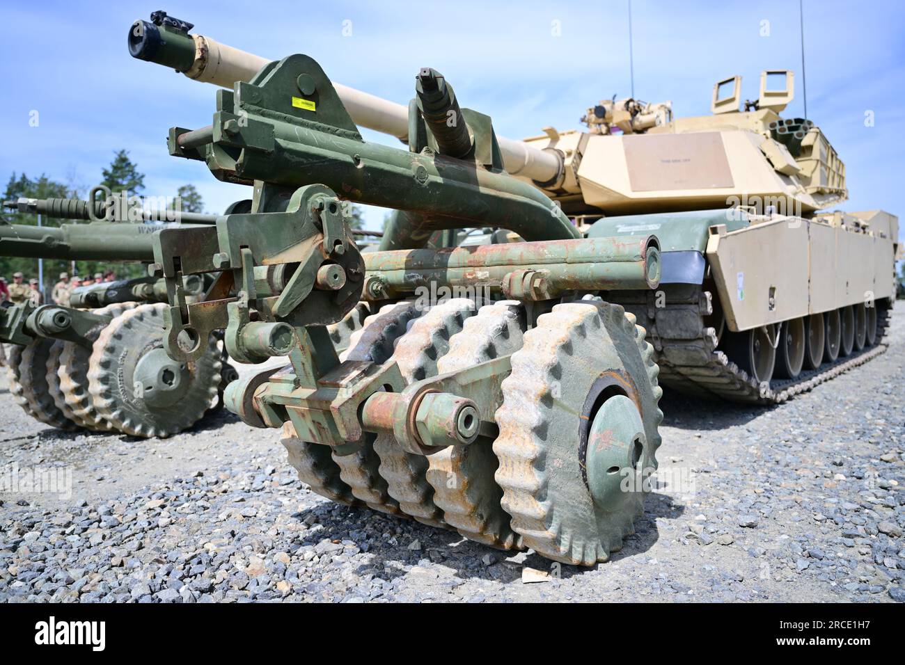 14 luglio 2023, Baviera, Grafenwöhr: Rullo minato su un U.S. Carro armato dell'esercito M1A1 Abrams fornito all'Ucraina. A Grafenwoehr, l'esercito degli Stati Uniti addestra i membri delle forze armate ucraine per l'uso sul carro armato americano M1A1 Abrams. Foto: Matthias Merz/dpa Foto Stock 14 luglio 2023, Baviera, Grafenwöhr: Rullo minato su un U.S. Carro armato dell'esercito M1A1 Abrams fornito all'Ucraina. A Grafenwoehr, l'esercito degli Stati Uniti addestra i membri delle forze armate ucraine per l'uso sul carro armato americano M1A1 Abrams. Foto: Matthias Merz/dpa Foto Stock