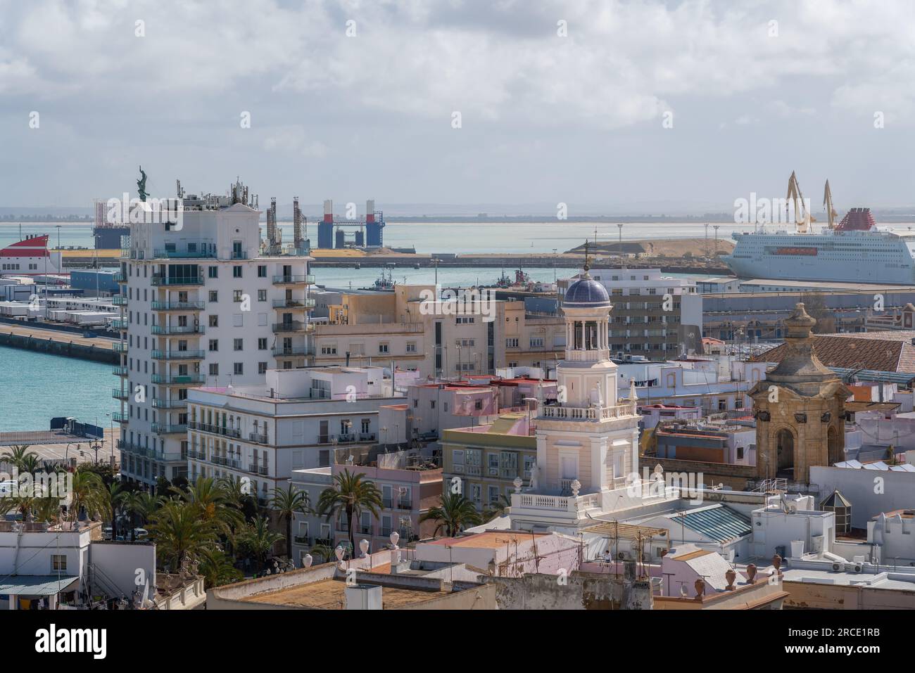 Vista aerea di Cadice con il municipio di Cadice e la chiesa di San Juan de Dios - Cadice, Andalusia, Spagna Foto Stock