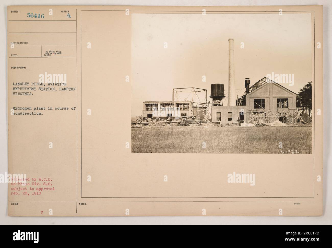 Costruzione di un impianto a idrogeno a Langley Field, Aviation Experiment Station a Hampton, Virginia. La fotografia, con la descrizione del fotografo e la data di rilascio, mostra l'avanzamento e prende nota del processo di approvazione per la divisione fotografica. La foto è contrassegnata da un numero di riferimento e da note tecniche. Foto Stock