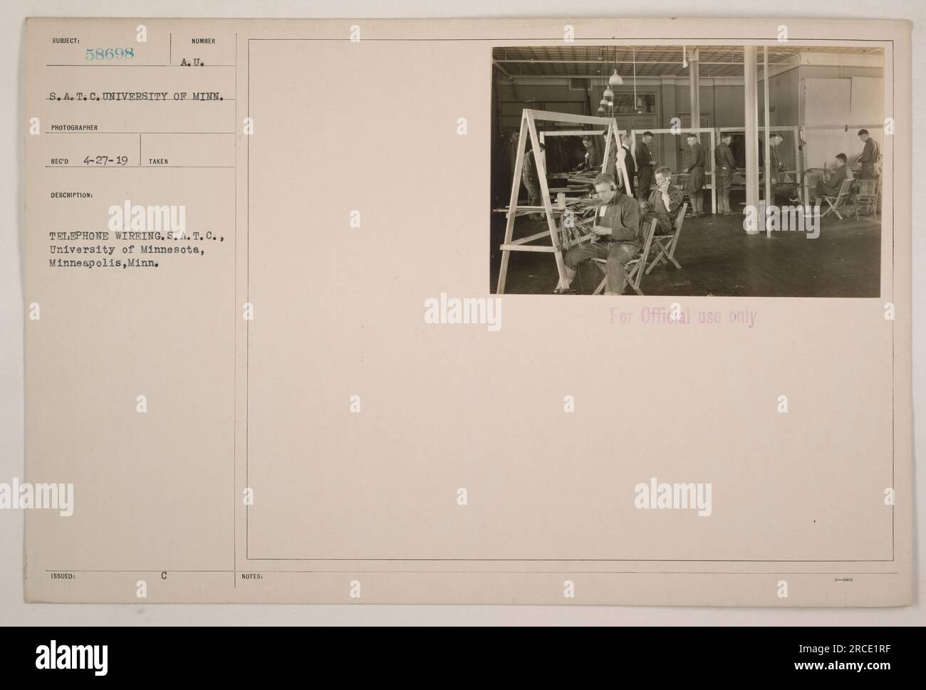 Immagine che mostra il cablaggio telefonico presso la S.A.T.C., University of Minnesota a Minneapolis, Minnesota. La fotografia è etichettata con il numero del soggetto 58698 ed è stata scattata dalla S.A.T.C. presso l'Università del Minnesota. Fa parte di una raccolta ufficiale esclusivamente per uso interno. Foto Stock