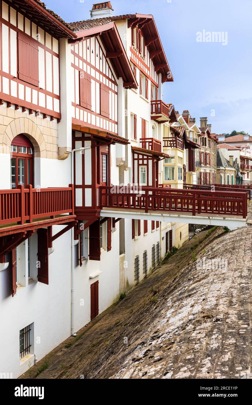 Tradizionali case basche, conosciute come 'basskia', caratterizzate da colori vivaci e caratteristiche facciate a metà legno. Promenade, Saint-Jean-de-Luz, Francia Foto Stock