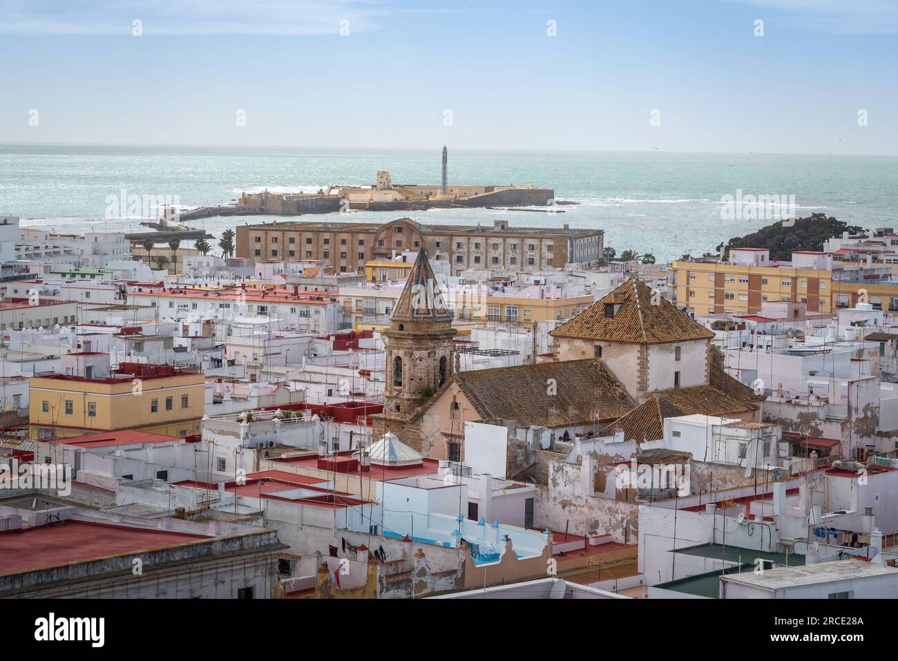 Veduta aerea di Cadice con la Chiesa di San Lorenzo Martir, l'edificio Valcarcel e il Castello di San Sebastián - Cadice, Andalusia, Spagna Foto Stock