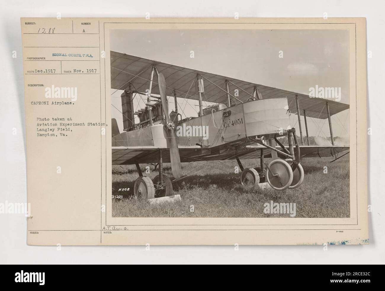 Caproni Airplane, fotografato alla Aviation Experiment Station di Langley Field, Hampton, Virginia. La foto è stata ricevuta nel dicembre 1917 e scattata da un fotografo del Signal Corps. È stata pubblicata come foto n. 268 nel novembre 1917. Altre note includono l'identificatore C CA 4051. Foto Stock