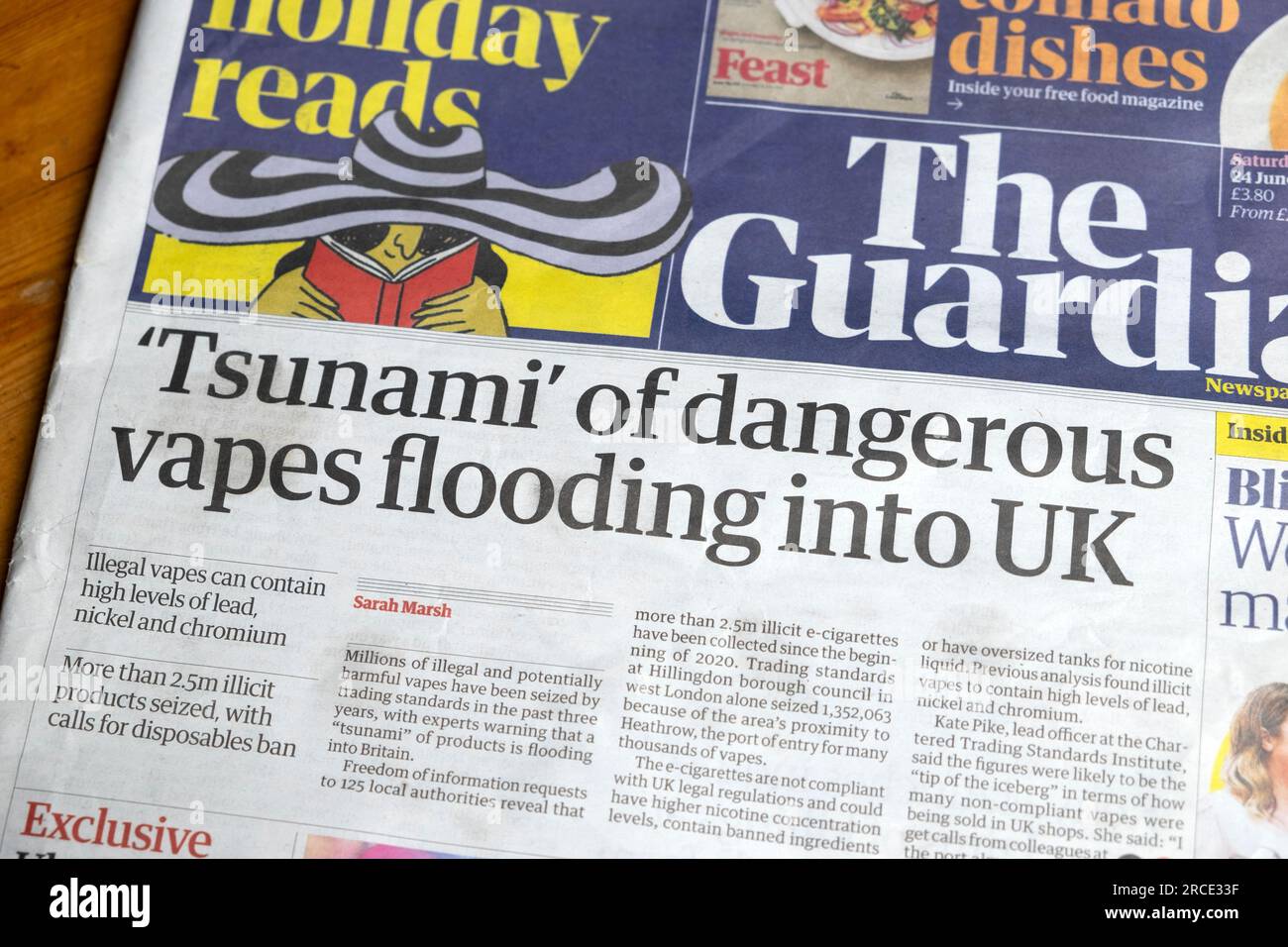 Tsunami di vapes pericolosi inondazione nel quotidiano britannico Guardian prima pagina cinese illegale vaping Importa prodotti 24 giugno 2023 Londra Regno Unito Foto Stock