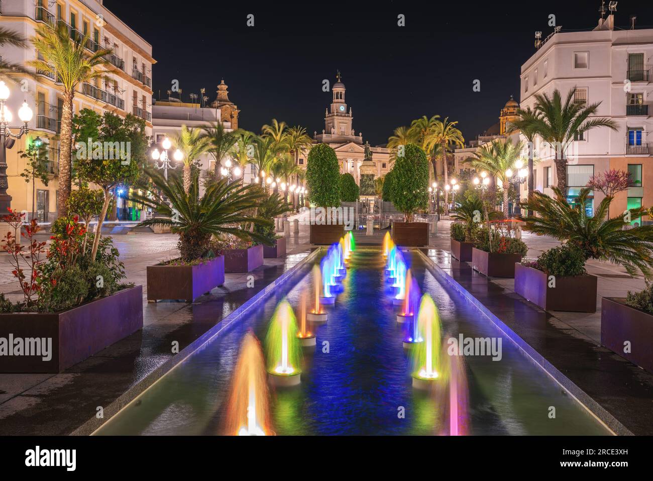 Plaza de San Juan de Dios con il Municipio di Cadice e la fontana illuminata di notte - Cadice, Andalusia, Spagna Foto Stock