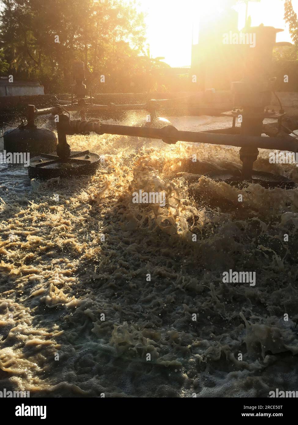 Le macchine stanno lavorando sodo per trattare le acque reflue prodotte dai rottami di gomma per mantenere l'ambiente pulito, al sole Foto Stock
