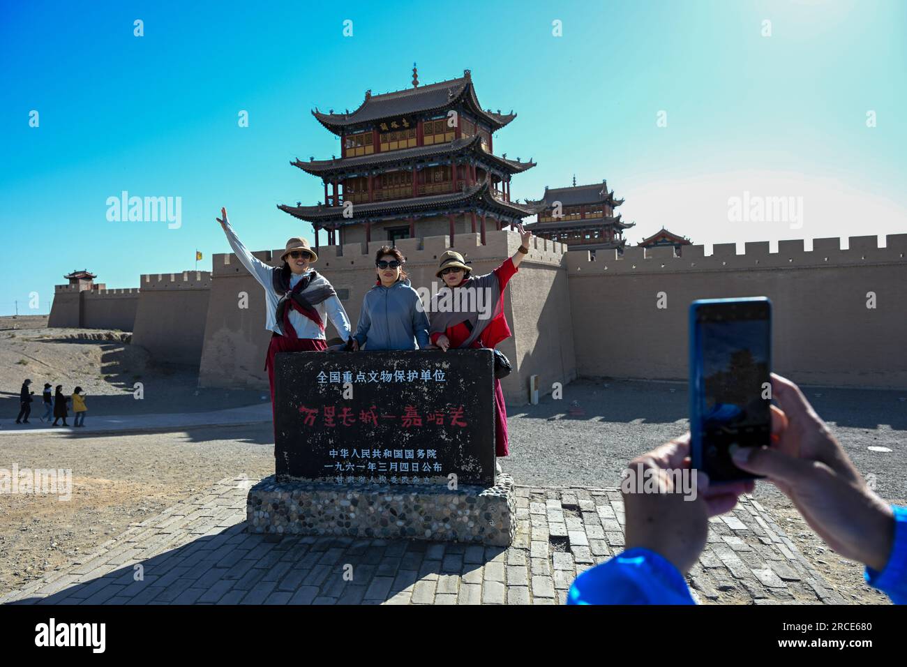 Jiayuguan, provincia cinese del Gansu. 13 luglio 2023. I turisti visitano il passo Jiayu nella città di Jiayuguan, provincia del Gansu della Cina nord-occidentale, 13 luglio 2023. Il passo Jiayu, una famosa parte della grande Muraglia costruita durante la Dinastia Ming (1368-1644), ha attirato molti visitatori durante la stagione turistica estiva. Crediti: Liu Jinhai/Xinhua/Alamy Live News Foto Stock