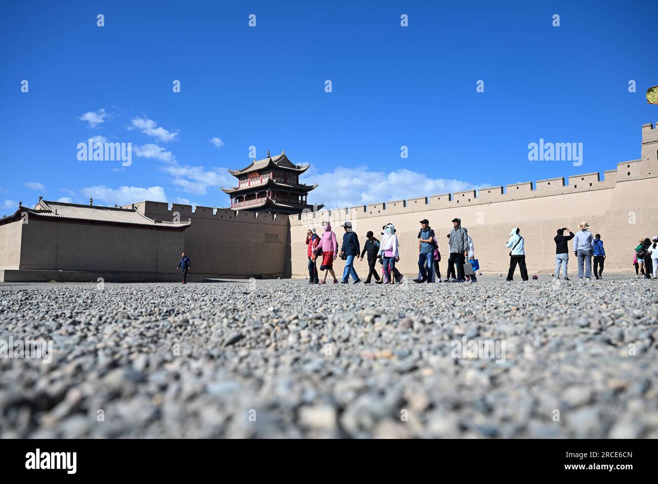 Jiayuguan, provincia cinese del Gansu. 13 luglio 2023. I turisti visitano il passo Jiayu nella città di Jiayuguan, provincia del Gansu della Cina nord-occidentale, 13 luglio 2023. Il passo Jiayu, una famosa parte della grande Muraglia costruita durante la Dinastia Ming (1368-1644), ha attirato molti visitatori durante la stagione turistica estiva. Crediti: Chen Zhonghao/Xinhua/Alamy Live News Foto Stock