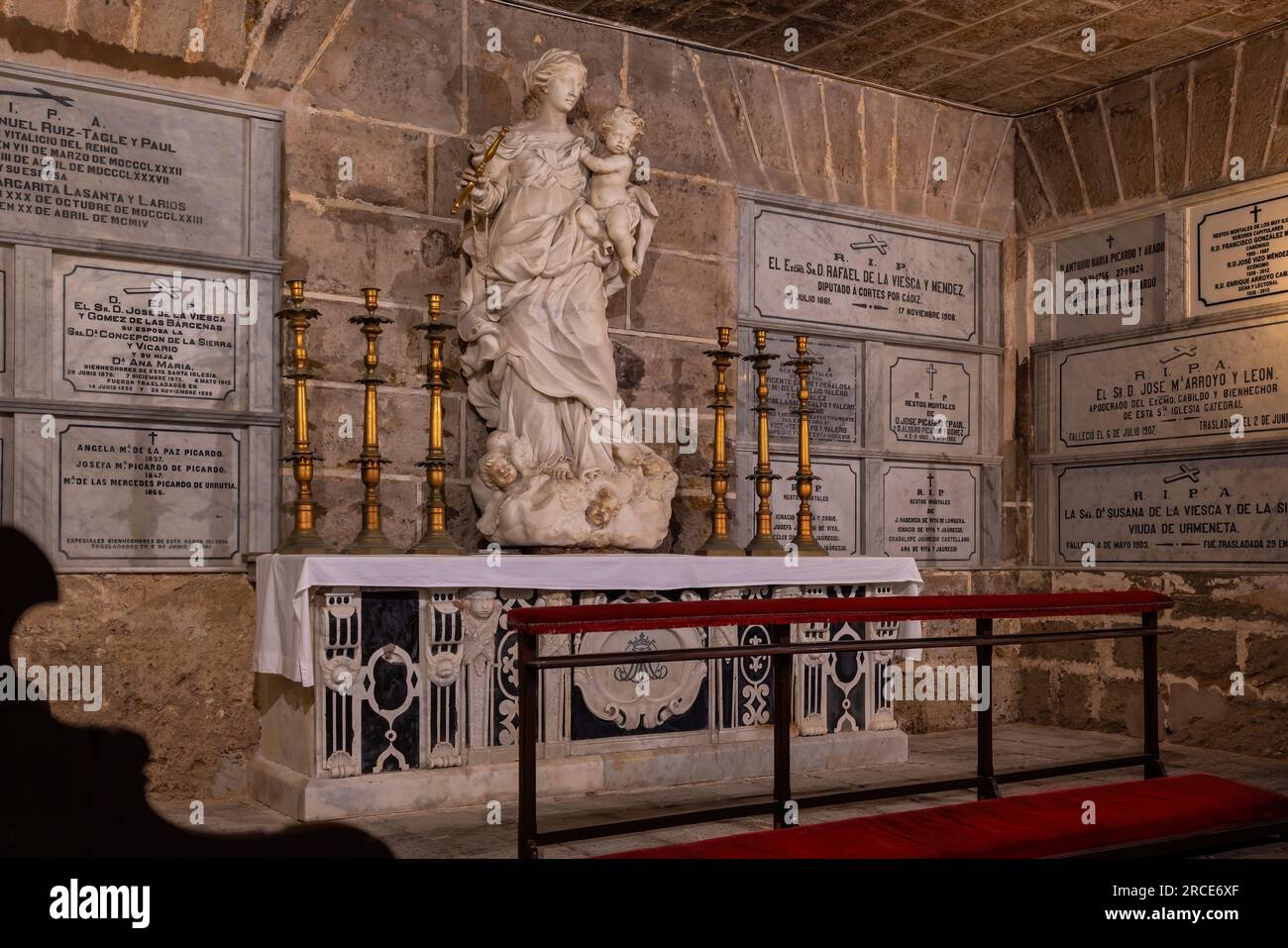 Cappella Vescovile con statua in marmo della Vergine del Rosario presso la Cripta della Cattedrale di Cadice - Cadice, Andalusia, Spagna Foto Stock