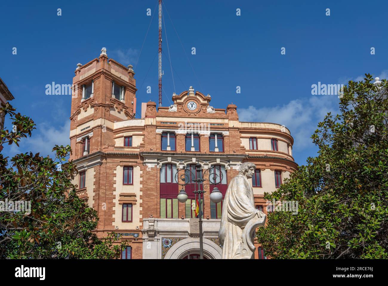 Edificio dell'ufficio postale e Monumento a Columella in Plaza de las Flores - Cadice, Andalusia, Spagna Foto Stock