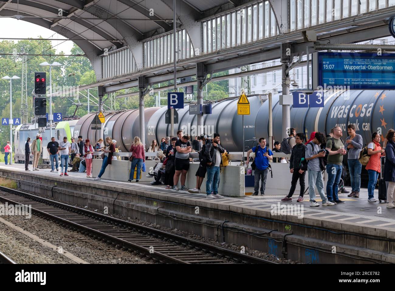 Bonn, Germania - 22 maggio 2023 : veduta di varie persone che aspettano alla stazione centrale di Bonn in Germania Foto Stock