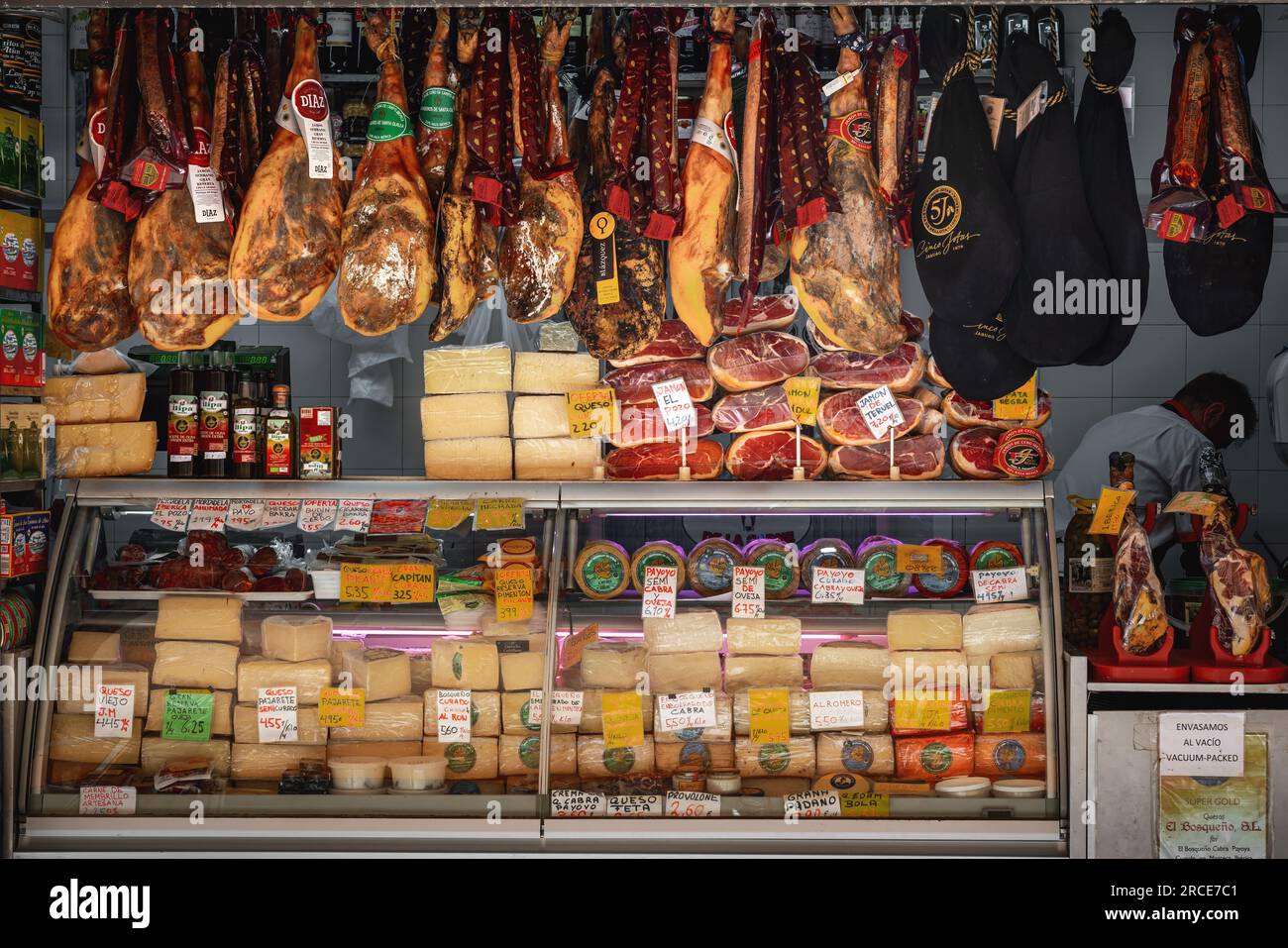 Mercatino con pezzi di Jamon iberico (prosciutto iberico) e formaggio - Cadice, Andalusia, Spagna Foto Stock