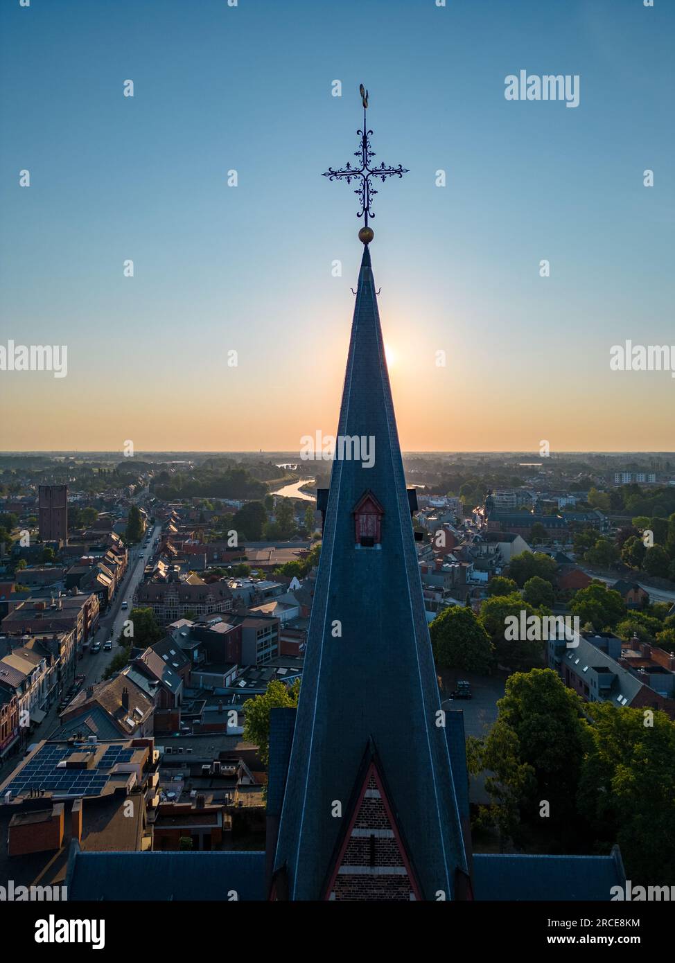 Duffel, Anversa, Belgio, 15 giugno 2023, Vista aerea sulla chiesa di San Martino, o Sint Martinus, nella città o villaggio di Duffel, nella zona di Anversa foto aerea che mostra le case e le strade del villaggio. Foto di alta qualità Foto Stock