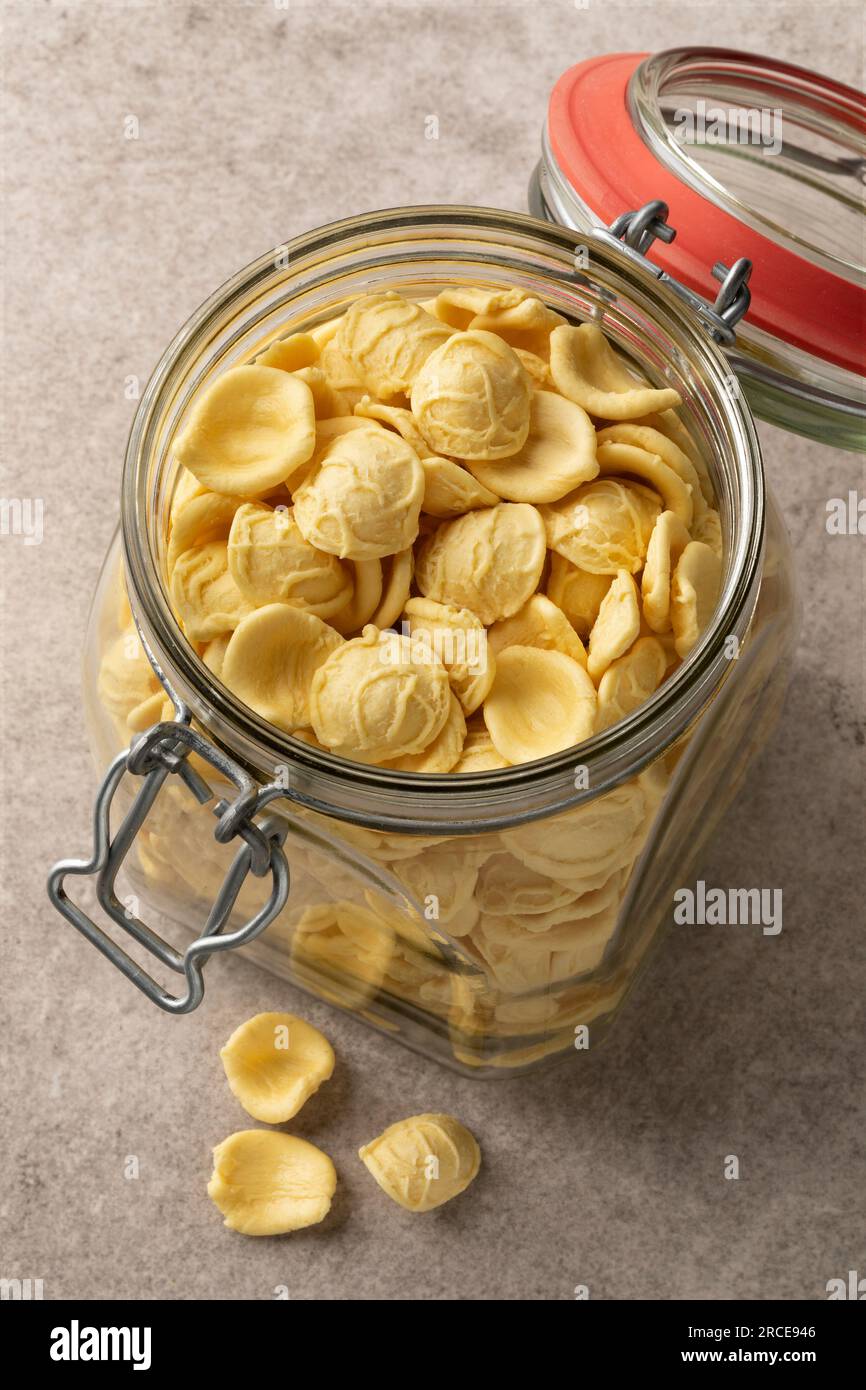 Vaso di vetro con Orecchiette crude vista dall'alto Foto Stock