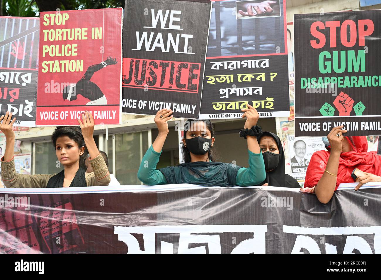 Dhaka, Bangladesh, 14 luglio 2023 Voice of Victim Family organizza una manifestazione di protesta per chiedere giustizia per aver ucciso i parenti davanti al National Press Club di Dacca, Bangladesh, il 14 luglio 2023 Foto Stock