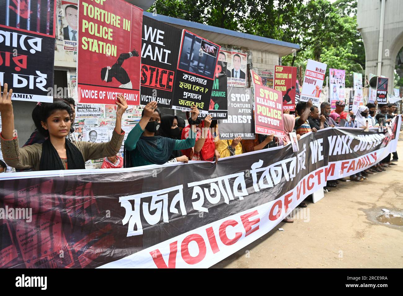 Dhaka, Bangladesh, 14 luglio 2023 Voice of Victim Family organizza una manifestazione di protesta per chiedere giustizia per aver ucciso i parenti davanti al National Press Club di Dacca, Bangladesh, il 14 luglio 2023 Foto Stock