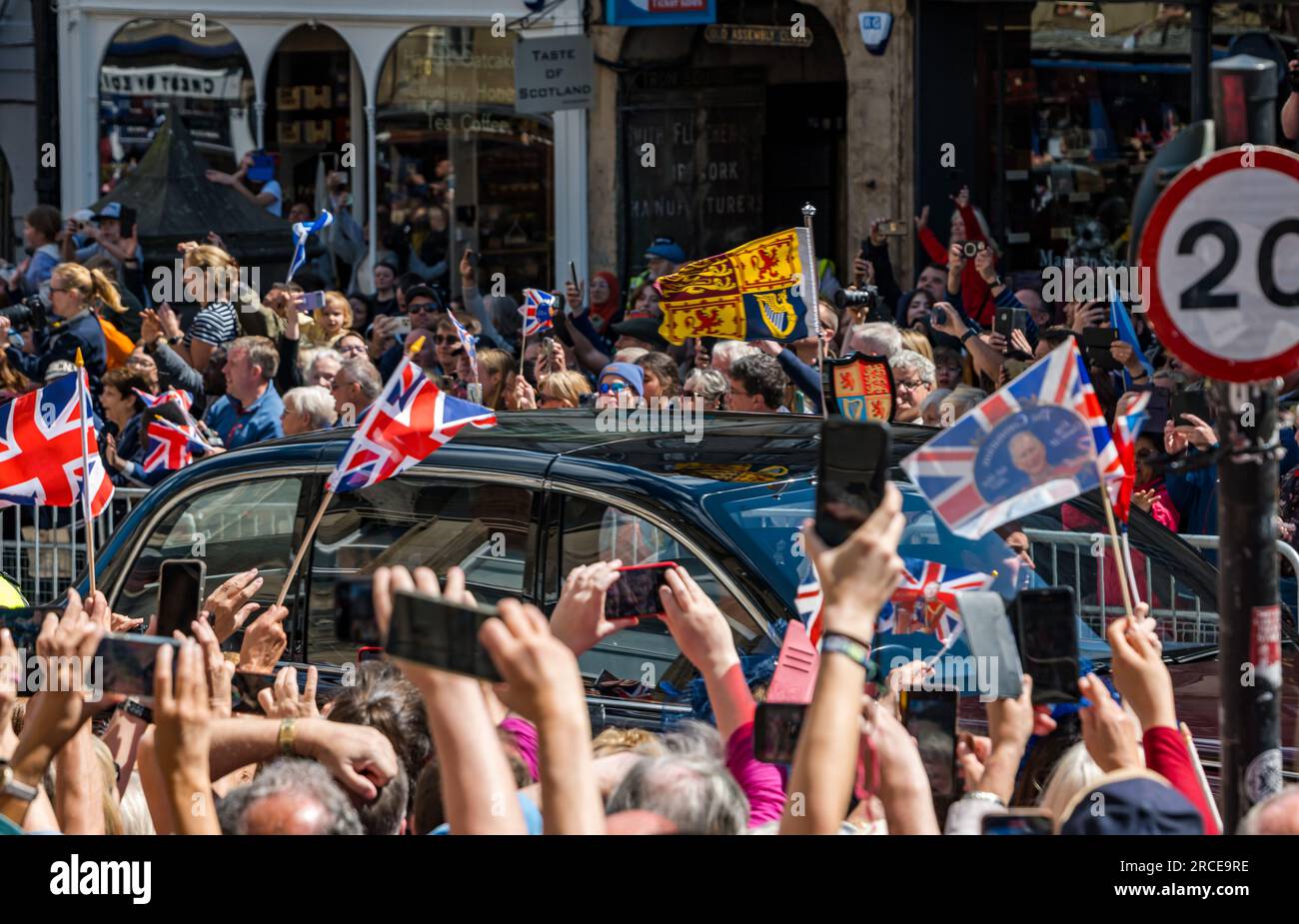 Folla che saluta alla macchina reale, servizio del Ringraziamento per Carlo III, Royal Mile, Edimburgo, Scozia, Regno Unito Foto Stock